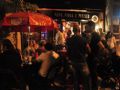 A frente do bar fica envolvida de pessoas que disputam um lugar ao 'sol' e tentam entrar no disputado Papo, Pinga e Petisco.