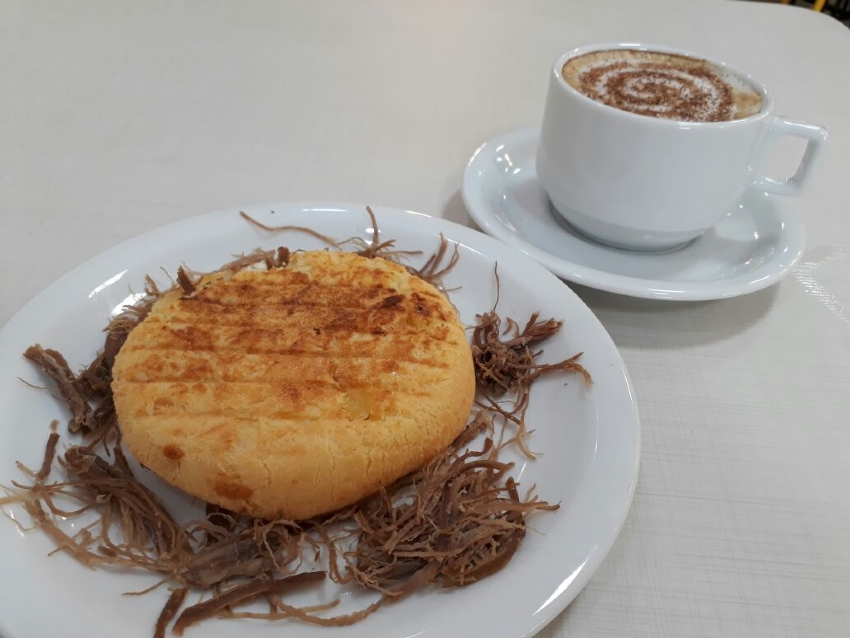 Novo café de Cuiabá tem pão de queijo com carne na lata, queijo abençoado  pelo Papa e doce de leite direto de MG :: Olhar Conceito