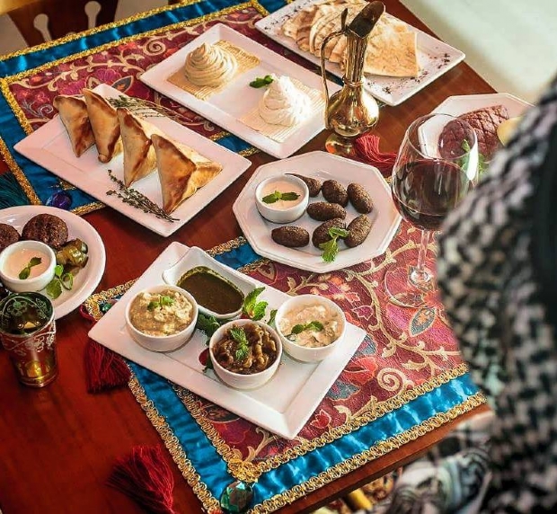 Cultura e sabores da culinria rabe do restaurante Al Manzul so narradas em livro