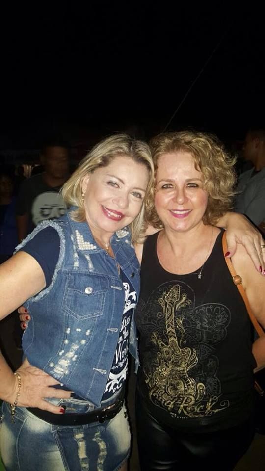 A esquerda,  a juza - sou f, absolutamente - Selma Arruda, com minha querida amiga Izabel Coutinho - diretora do Grupo Olhar Direto - sexta passada, curtindo JQuest na Chapada. Dia de rock, beb! Lindas, poderosas, e competentes!