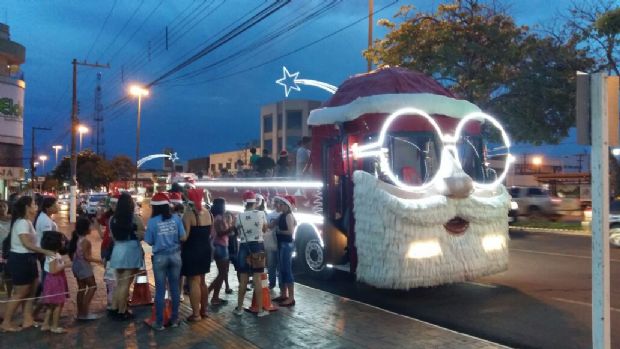 ​Prefeitura cria nibus com rosto de Papai Noel para realizar passeios gratuitos s crianas