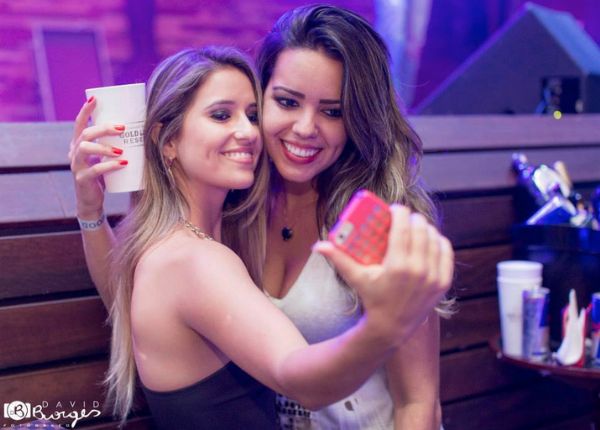 Larissa Costa Marques a direita, em momento selfie, com a amiga, lindas, as  duas! Na casa sertaneja mais badalada do Brasil,  claro: Woods! E hoje, tem! Uhuu!