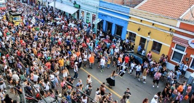 Carnaval na Praa da Mandioca ter open bar de corote, beer poing, eleio do rei momo e mais