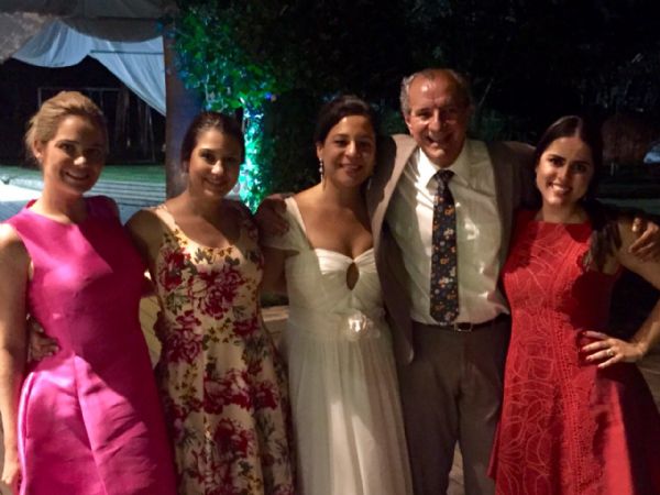 Meu amigo, Jos Fernando Vinagre, foi a Portugal, prestigiar o casamento de Elisa Ayoub, ao seu lado na foto, alm das madrinhas cuiabanas que tambm l estiveram, a partir da esquerda: Maira Fernandes, Fabiane Melo e Natalia Carvalho. Todos lindos!