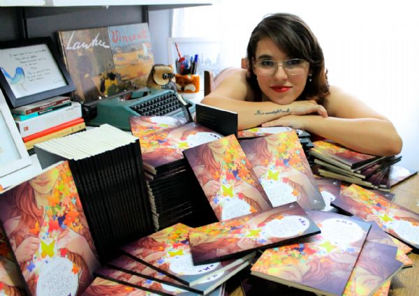 Jovem escritora e jornalista cuiabana lana seu primeiro livro de poemas com 'biografia da essncia'