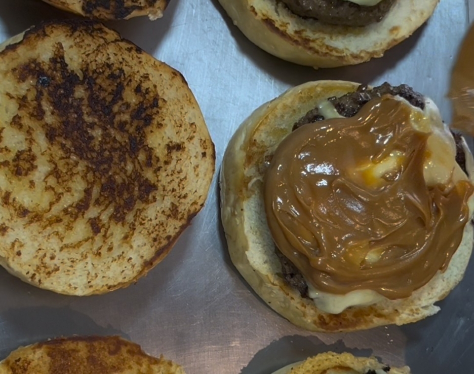 Carne, bacon, queijo e doce de leite: hamburgueria cuiabana recria lanche famoso do TikTok