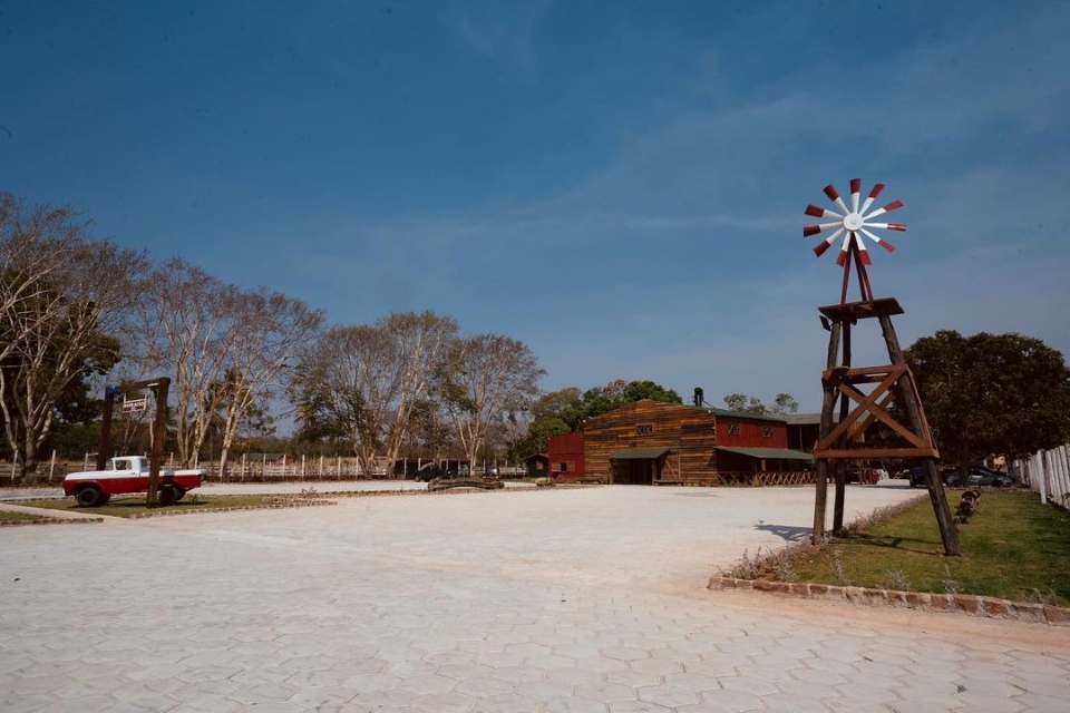 Fbrica abandonada  transformada em restaurante 'barraco' inspirado na cultura dos EUA em Cuiab