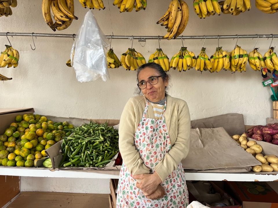 Cuiabana vende frutas e verduras h duas dcadas em barraca na frente de casa no Jardim Cuiab