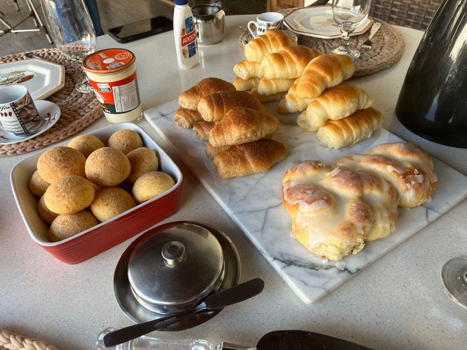 Po de queijo, rosca e bolo de fub cremoso: casal de MG tem delivery com receitas que atravessam geraes