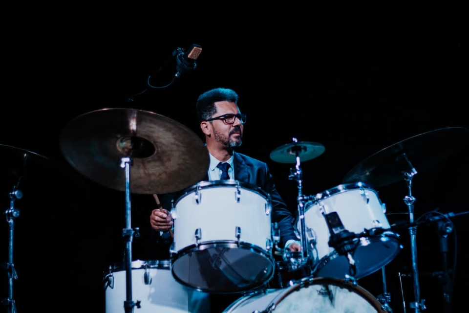 Baterista que fez parte da cena underground de Cuiab e homenagem a Dorival Caymmi faz show no Hookerz