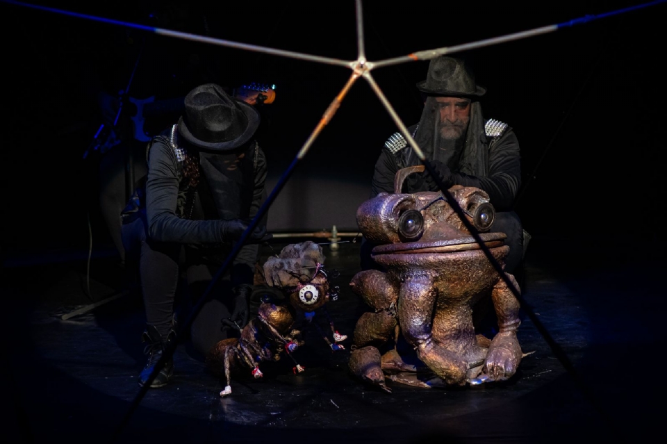 Espetculo leva bonecos produzidos com objetos do cotidiano para o palco do Cine Teatro