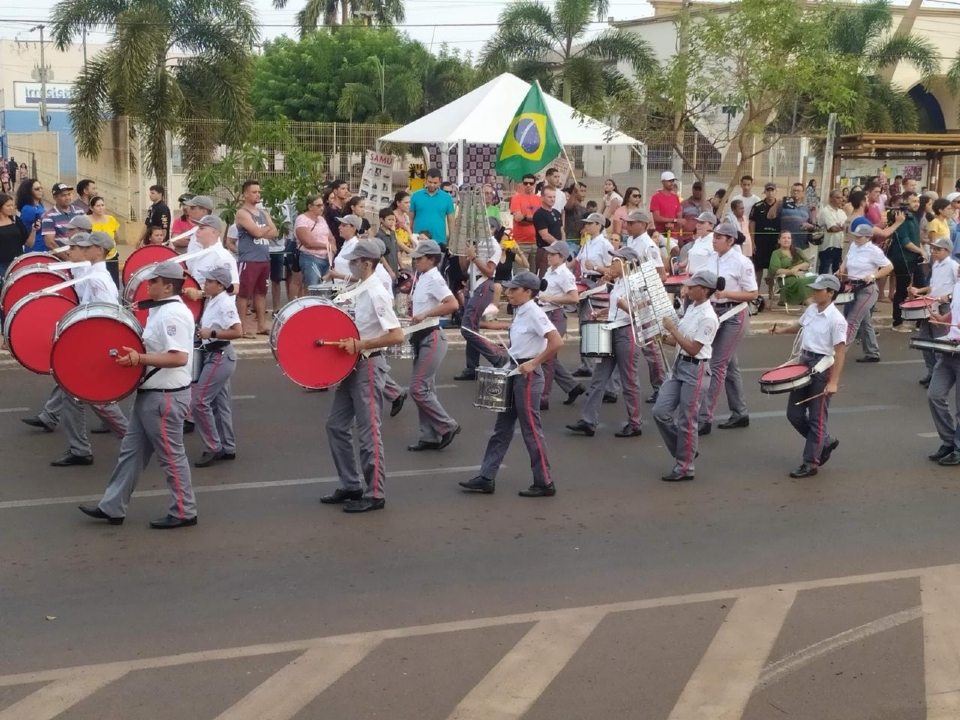 Desfile de 7 de Setembro ser na avenida Getlio Vargas com fanfarras e bandas de dez escolas de Cuiab