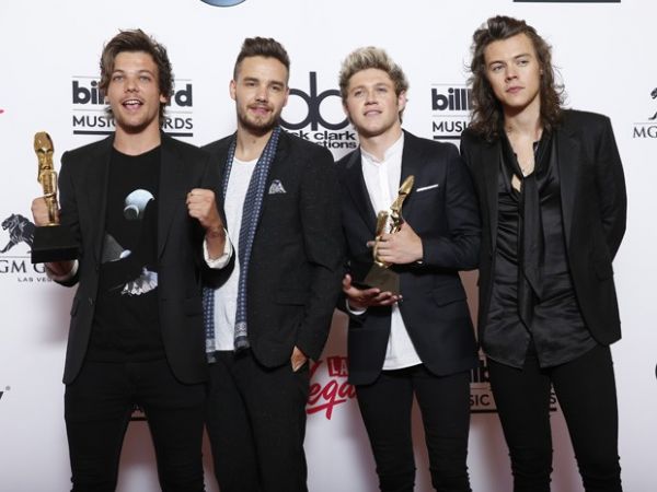 One Direction posa com dois prmios do Billboard Music Awards 2015 x