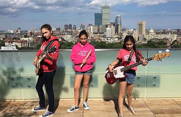 Graas a doaes, as meninas foram  Boston participar de um programa de vero de uma escola de msica, Berklee