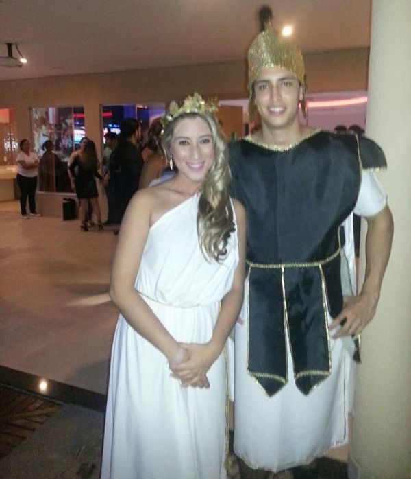 A representao dos deuses Athena e de Zeus, recepecionando os convidados que foram conhecer as novas sutes ontem, no Eros Motel. Superchique!