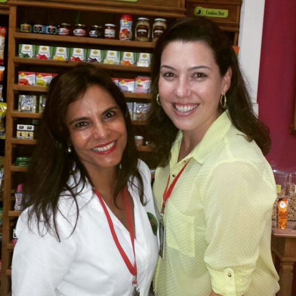 A empresria Kristiane Moreno, em companhia da gerente Raquel, da loja conceito Ponto Natural, em momento treinamento no interior de SP. Dia 10 de junho, em Cuiab! Sucesso!