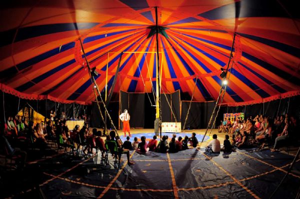 Escola Circo Leite de Pedras faz projeto de circulao por bairros da capital
