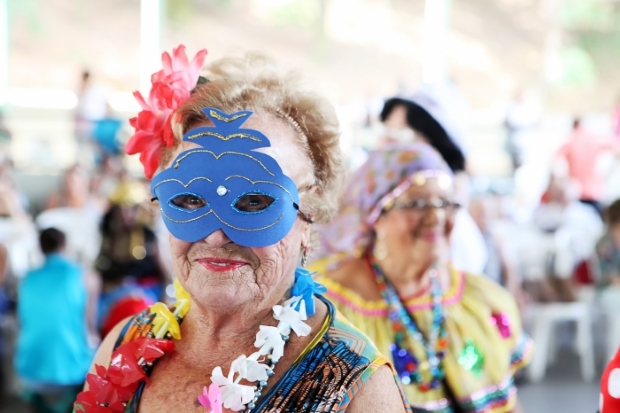 Cooperativa de sade realiza festa de carnaval para beneficirios de mais de 60 anos