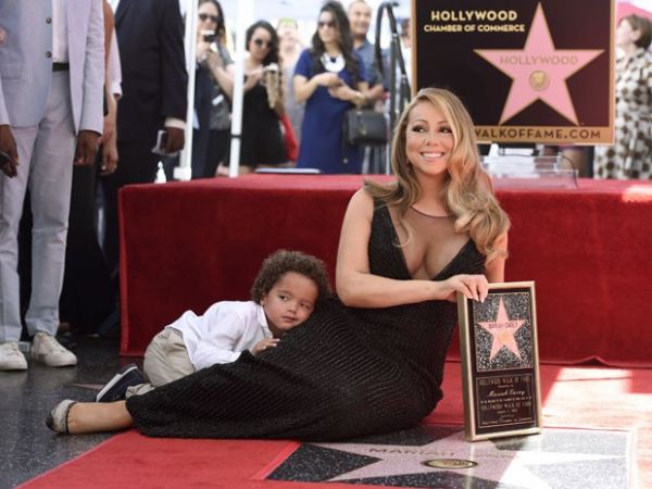 Mariah Carey e o filho Moroccan Scott posam durante cerimnia em que a cantora ganhou estrela na Calada da Fama de Hollywood nesta quarta-feira (5)