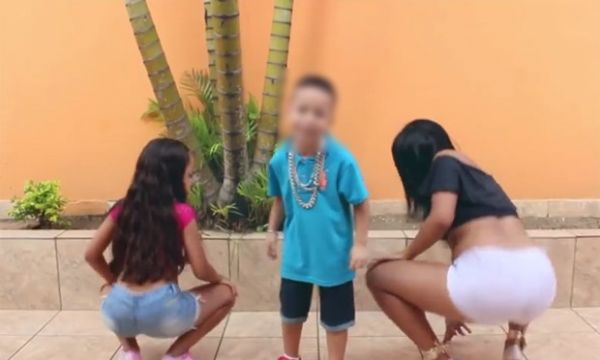 Clipe de 'Tapa na bunda' mostra MC Vilozin, de 6 anos, cantando ao lado de duas danarinas