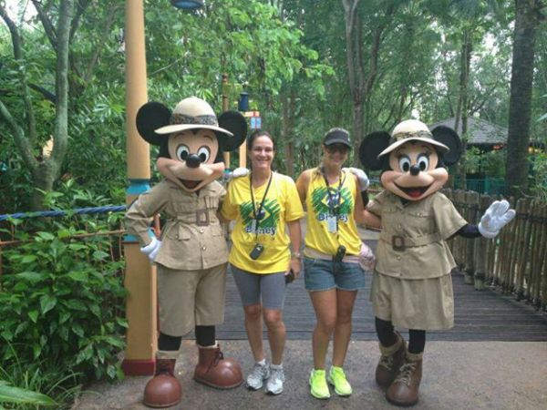 As melhores guias Disney, ever; Bianca Garfalo e Nathlia Garfalo Barbosa, da Confiana Turismo, enfeitam a coluna de hoje com meus amores, Mickey e Minie