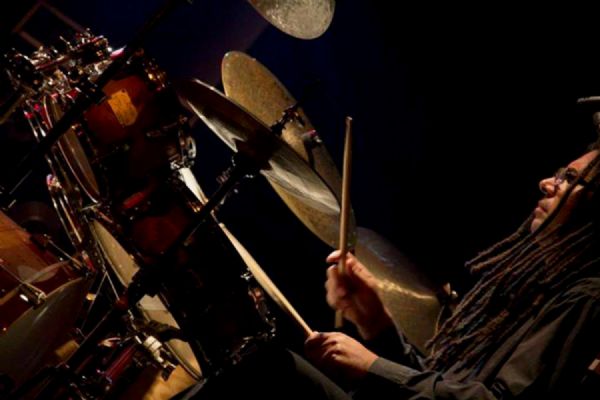 O baterista Sandro Souza  uma das referncias locais quando o assunto  msica instrumental