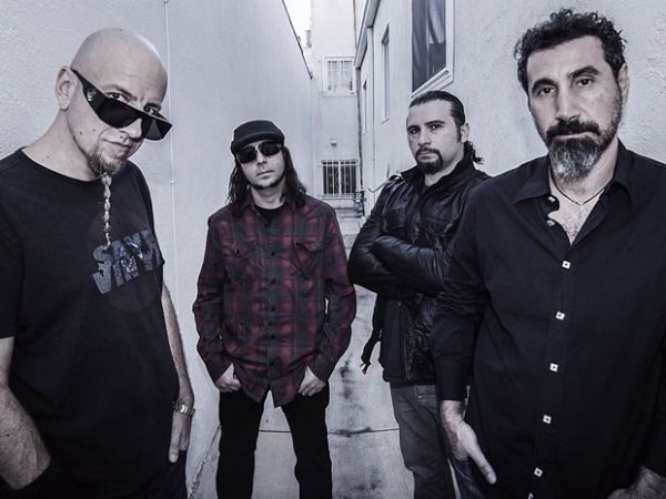 A banda americana System of a Down, liderada por Serj Tankian, primeiro  direita