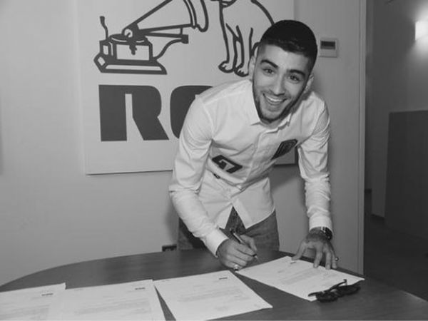 Zayn Malik, ex-integrante do One Direction, postou foto nesta quarta-feira (30) na qual aparece assinando contrato com a gravadora americana RCA